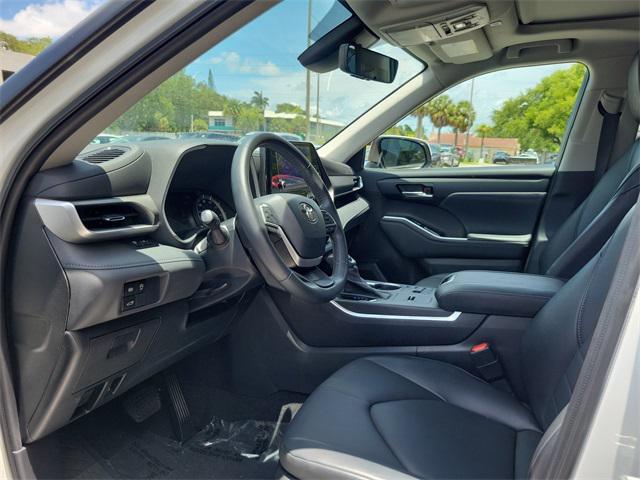 Photo of 2023 White Toyota Highlander