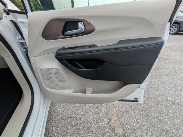 Photo of 2023 Brilliant Black Crystal Pearlcoat Chrysler Voyager