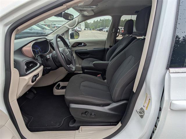 Photo of 2023 Brilliant Black Crystal Pearlcoat Chrysler Voyager
