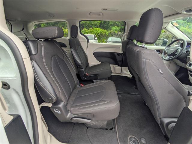 Photo of 2023 Brilliant Black Crystal Pearlcoat Chrysler Voyager