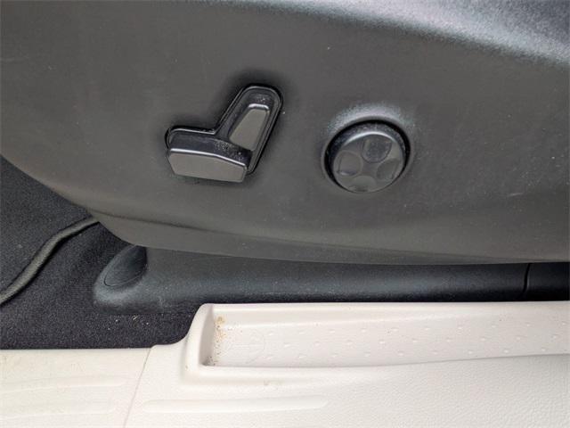 Photo of 2023 Brilliant Black Crystal Pearlcoat Chrysler Voyager