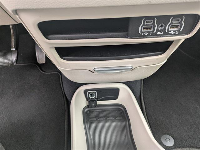 Photo of 2023 Brilliant Black Crystal Pearlcoat Chrysler Voyager