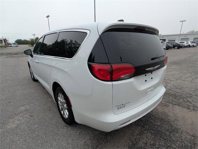 Photo of 2023 Brilliant Black Crystal Pearlcoat Chrysler Voyager