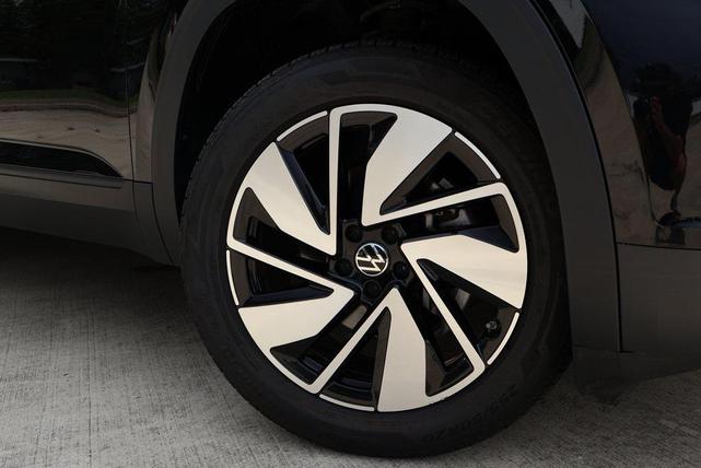 Photo of 2024 Deep Black Pearl Volkswagen Atlas