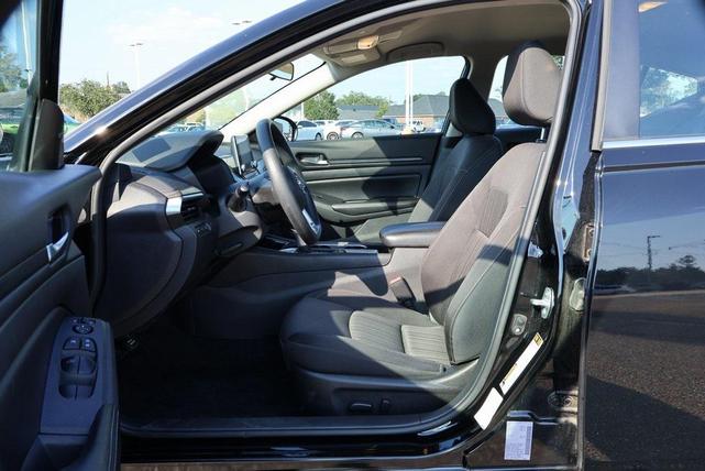 Photo of 2024 Super Black Clearcoat Nissan Altima
