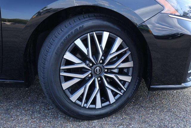 Photo of 2024 Super Black Clearcoat Nissan Altima