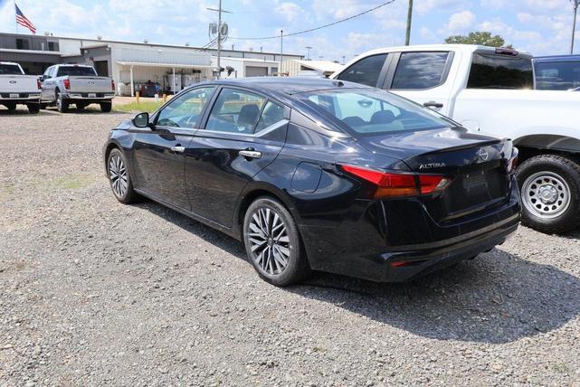 Photo of 2024 Super Black Clearcoat Nissan Altima