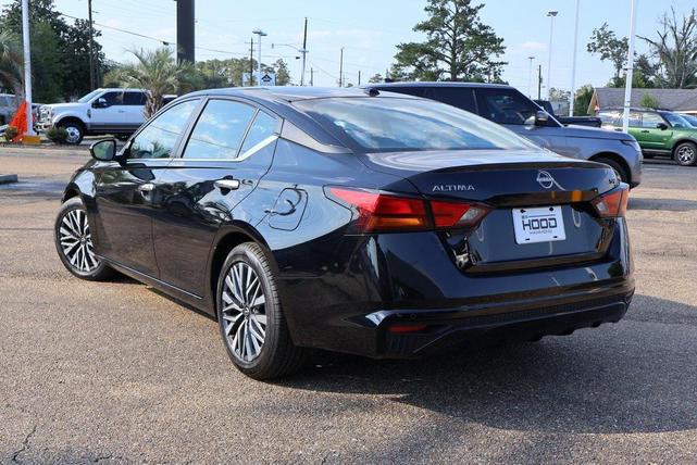 Photo of 2024 Super Black Clearcoat Nissan Altima
