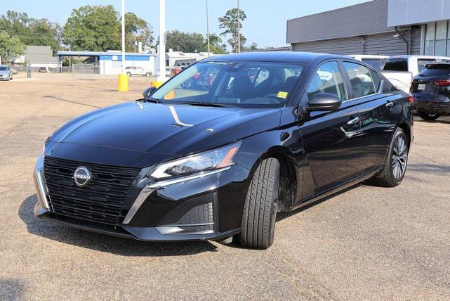 Photo of 2024 Super Black Clearcoat Nissan Altima