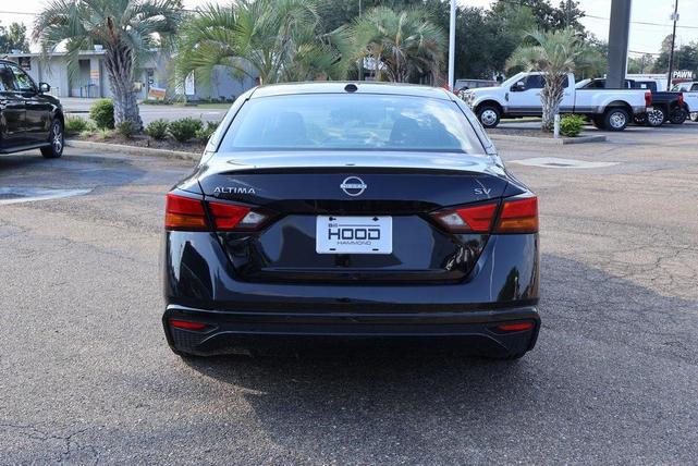Photo of 2024 Super Black Clearcoat Nissan Altima