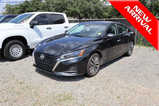 Photo of 2024 Super Black Clearcoat Nissan Altima