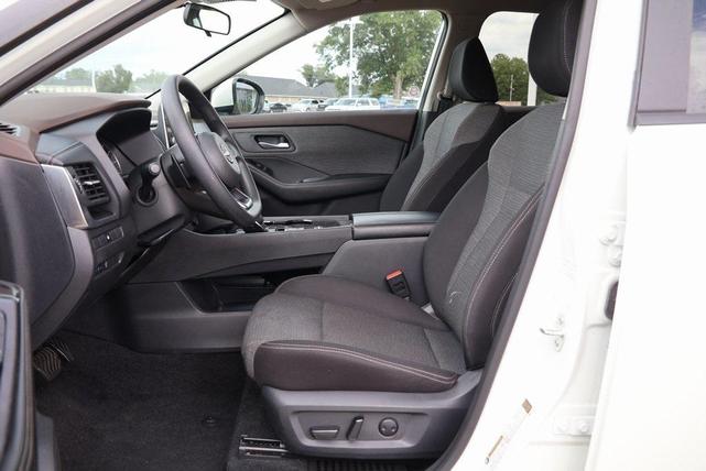 Photo of 2023 Pearl White Tricoat Nissan Rogue