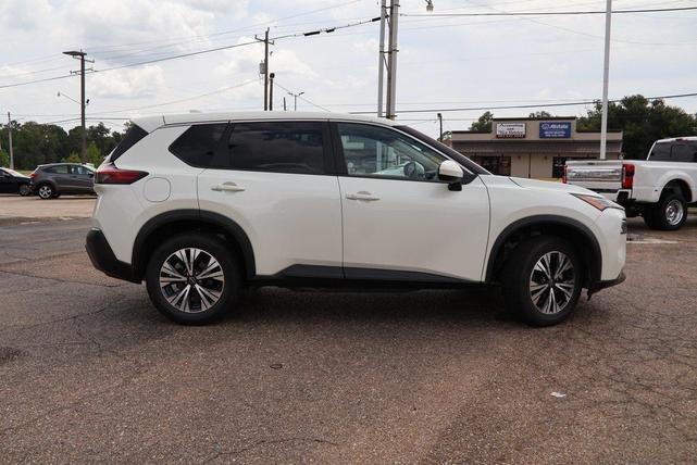 Photo of 2023 Pearl White Tricoat Nissan Rogue