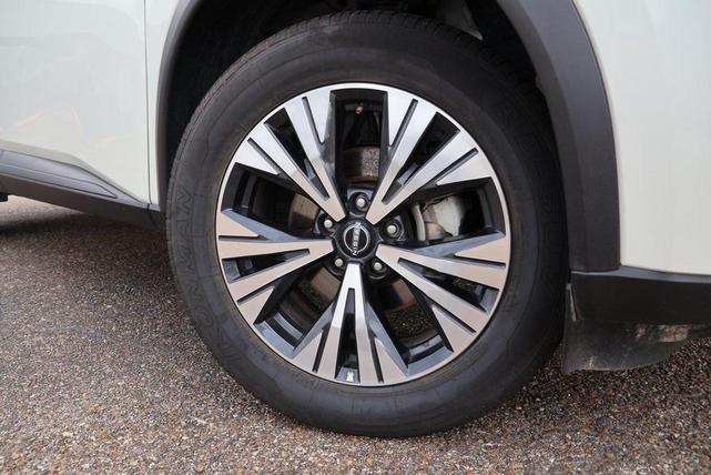 Photo of 2023 Pearl White Tricoat Nissan Rogue