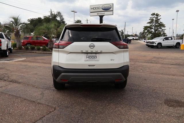 Photo of 2023 Pearl White Tricoat Nissan Rogue
