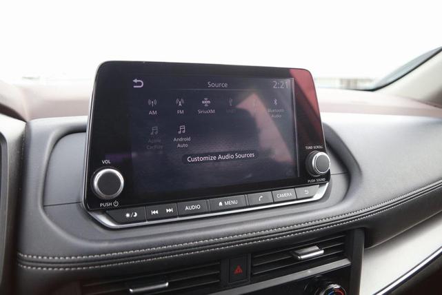 Photo of 2023 Pearl White Tricoat Nissan Rogue