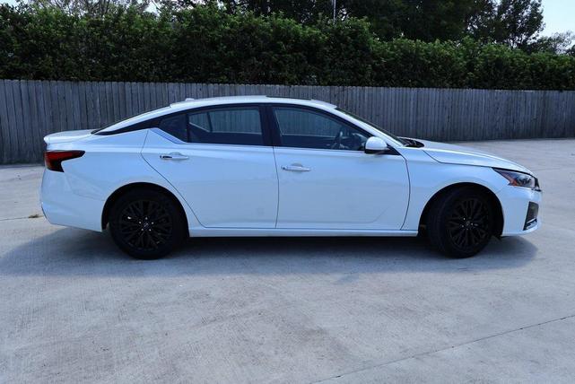 Photo of 2025 Pearl White Tricoat Nissan Altima