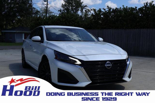 Photo of 2025 Pearl White Tricoat Nissan Altima