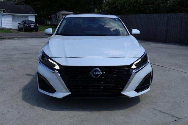 Photo of 2025 Pearl White Tricoat Nissan Altima