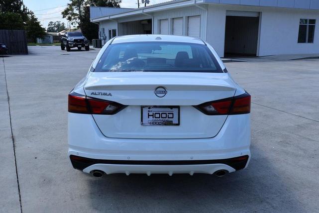 Photo of 2025 Pearl White Tricoat Nissan Altima