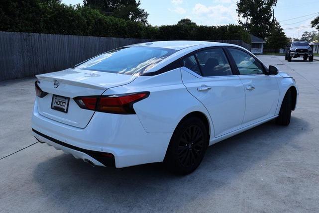 Photo of 2025 Pearl White Tricoat Nissan Altima