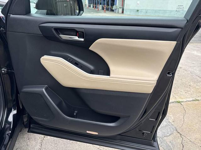 Photo of 2023 Midnight Black Metallic Toyota Highlander