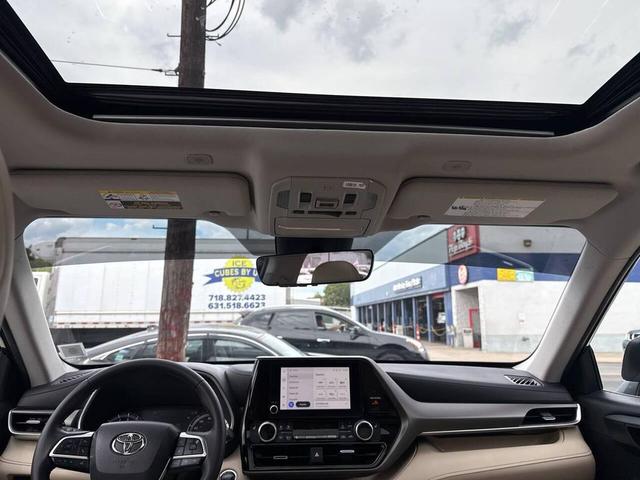 Photo of 2023 Midnight Black Metallic Toyota Highlander