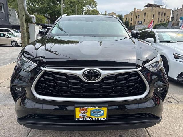 Photo of 2023 Midnight Black Metallic Toyota Highlander