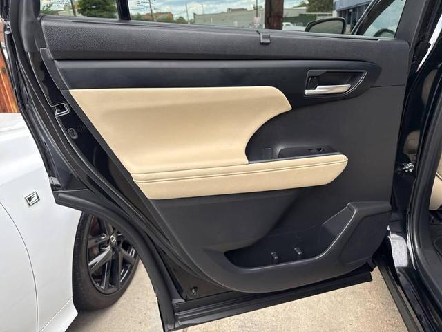Photo of 2023 Midnight Black Metallic Toyota Highlander