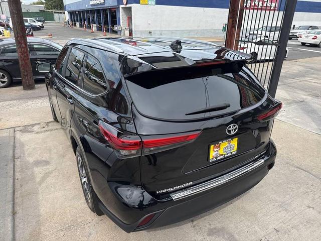 Photo of 2023 Midnight Black Metallic Toyota Highlander