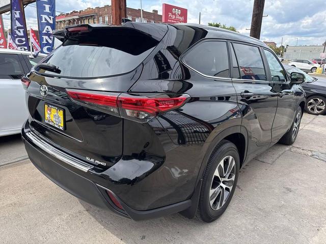 Photo of 2023 Midnight Black Metallic Toyota Highlander