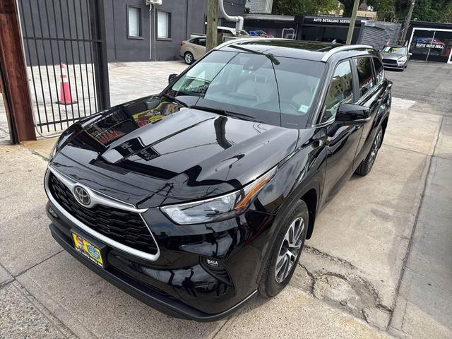 Photo of 2023 Midnight Black Metallic Toyota Highlander