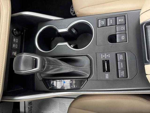 Photo of 2023 Midnight Black Metallic Toyota Highlander