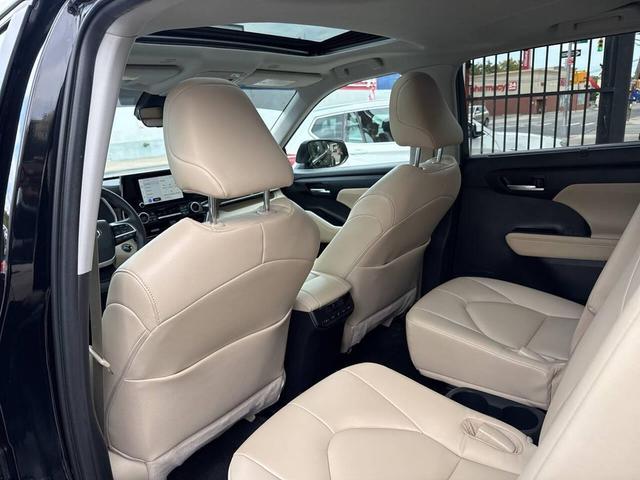 Photo of 2023 Midnight Black Metallic Toyota Highlander