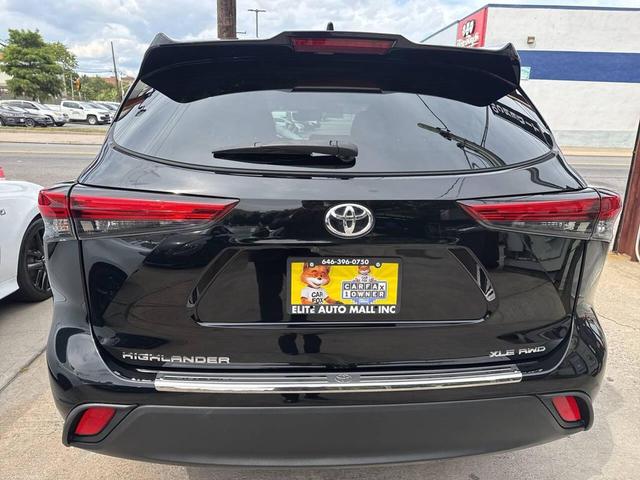Photo of 2023 Midnight Black Metallic Toyota Highlander