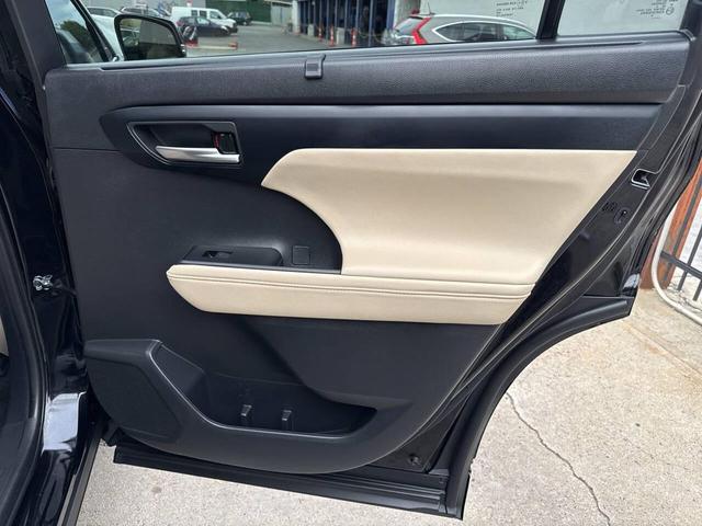 Photo of 2023 Midnight Black Metallic Toyota Highlander