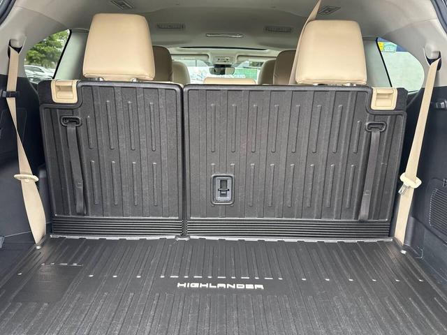 Photo of 2023 Midnight Black Metallic Toyota Highlander