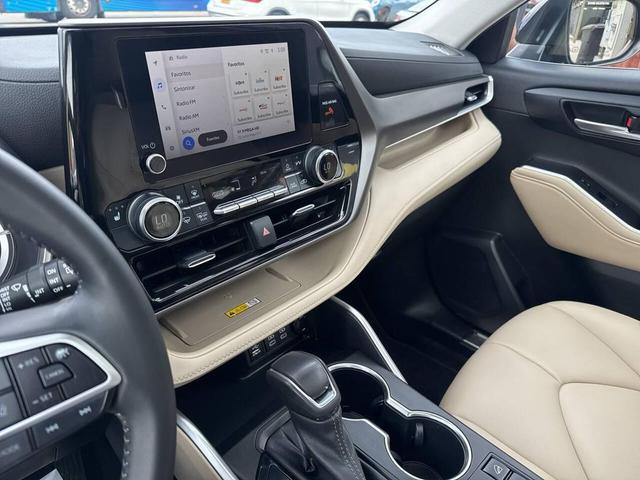Photo of 2023 Midnight Black Metallic Toyota Highlander