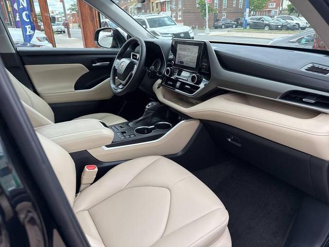 Photo of 2023 Midnight Black Metallic Toyota Highlander
