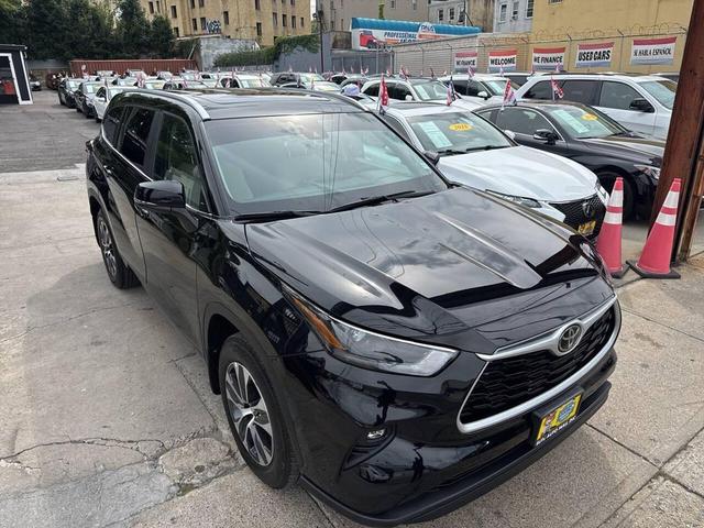 Photo of 2023 Midnight Black Metallic Toyota Highlander