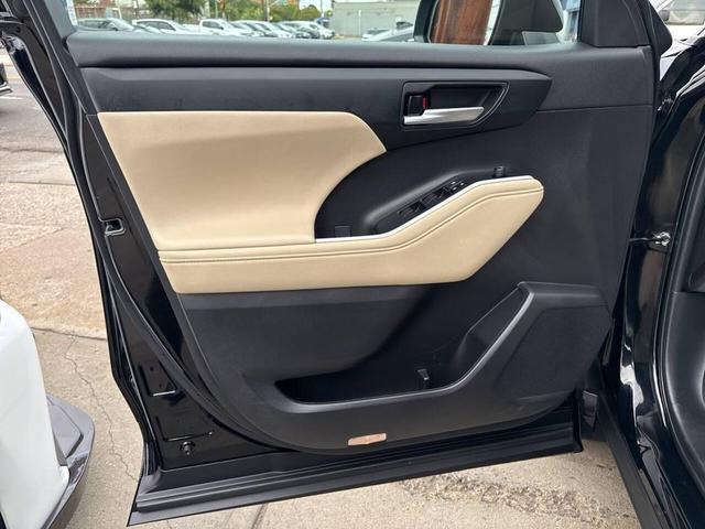 Photo of 2023 Midnight Black Metallic Toyota Highlander