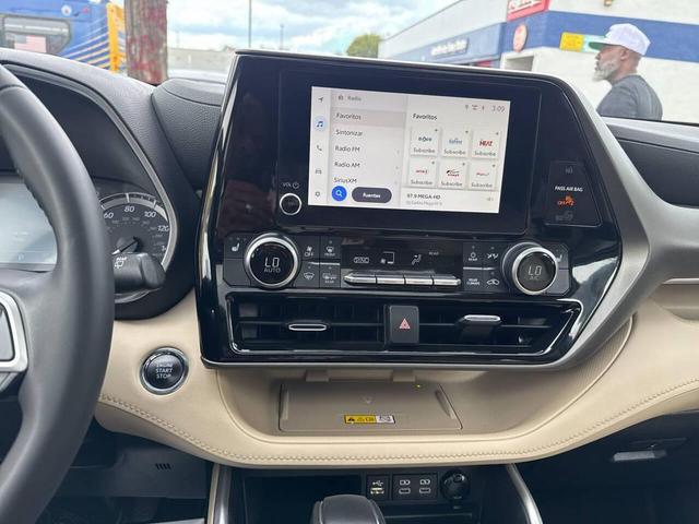 Photo of 2023 Midnight Black Metallic Toyota Highlander