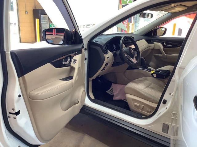 Photo of 2018 White Nissan Rogue