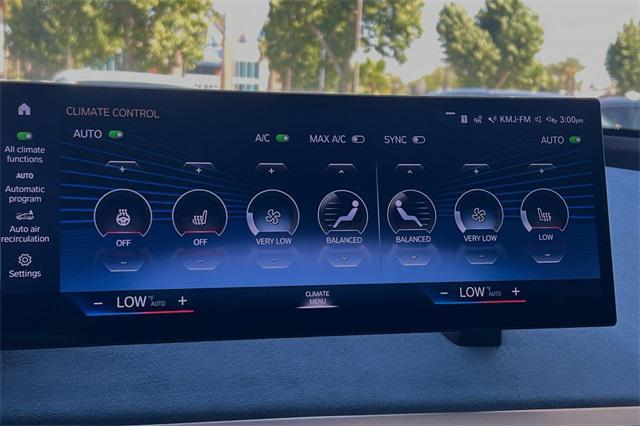 Photo of 2023 Mineral White Metallic BMW iX