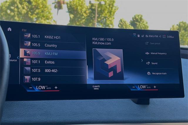 Photo of 2023 Mineral White Metallic BMW iX