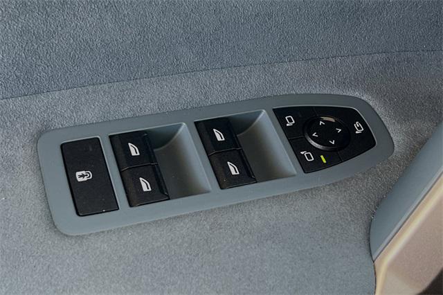 Photo of 2023 Mineral White Metallic BMW iX