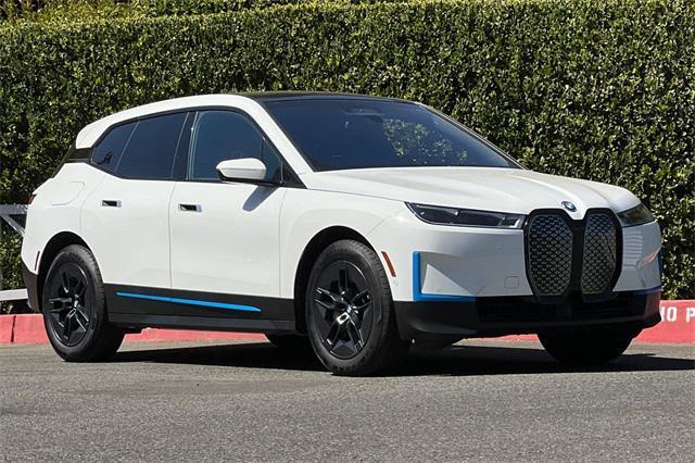 Photo of 2023 Mineral White Metallic BMW iX