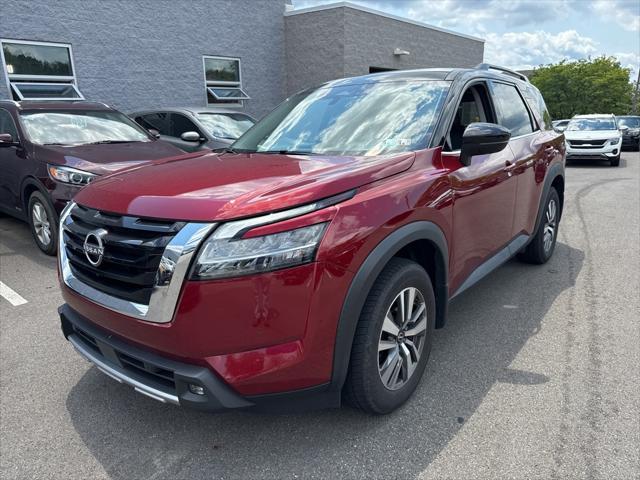 Photo of 2022 Scarlet Ember Tintcoat/Super Black Nissan Pathfinder