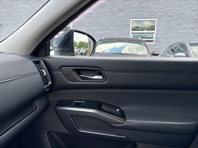 Photo of 2022 Scarlet Ember Tintcoat/Super Black Nissan Pathfinder