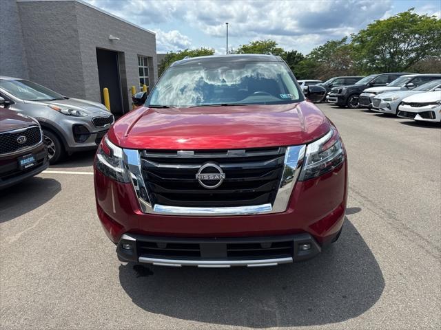 Photo of 2022 Scarlet Ember Tintcoat/Super Black Nissan Pathfinder